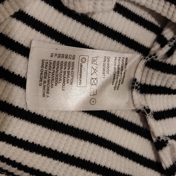 🎉3/$15🎉 Black & White Striped H&M Crop Top - Picture 4 of 4